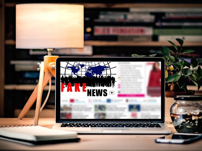 Mạng xã hội cung cấp một kênh tiếp cận dễ dàng đến các nội dung không phù hợp và tệ nạn xã hội&nbsp;