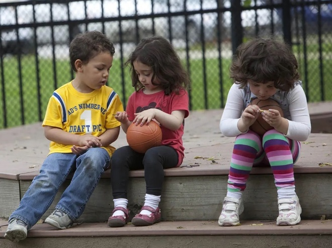 Dạy trẻ giao tiếp bằng mắt - Bước đệm phát triển tư duy và nhận thức 5 Trẻ gặp vấn đề về tình cảm sẽ nhút nhát, e dè trong giao tiếp bằng mắt.