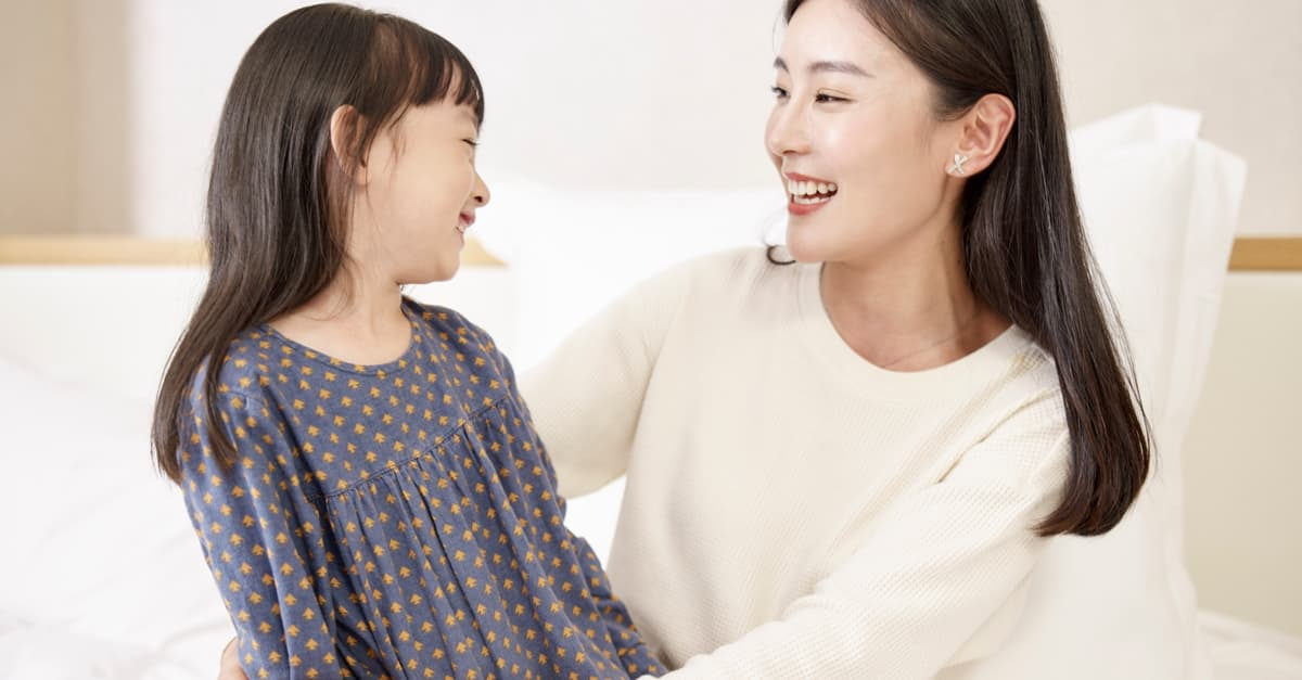 Dạy trẻ giao tiếp bằng mắt - Bước đệm phát triển tư duy và nhận thức 10 Tạo môi trường ủng hộ để bé không cảm thấy việc giao tiếp bằng mắt bị áp đặt.