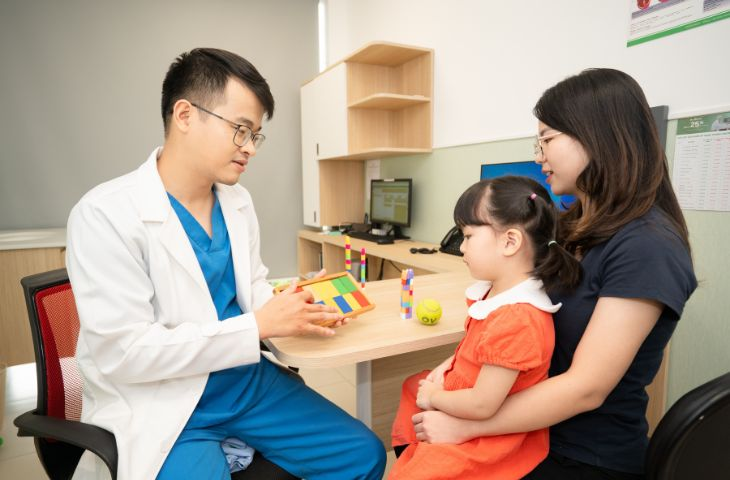 Dạy trẻ giao tiếp bằng mắt - Bước đệm phát triển tư duy và nhận thức 12 Kiểm tra tâm lý và thị lực qua trọng trong phát triển của con sau này.