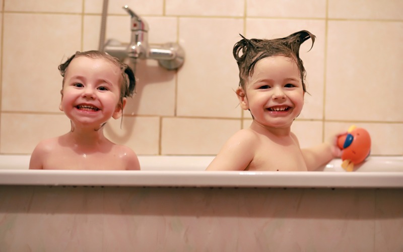 Bố mẹ cần để con tắm thường xuyên để loại bỏ các bụi bẩn trên da