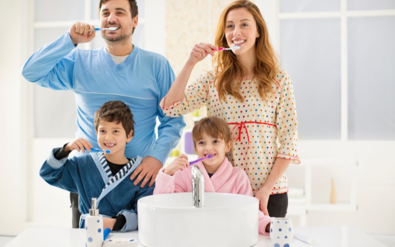 Bố mẹ cùng con vệ sinh răng miệng sẽ tạo động lực và thói quen cho con mỗi ngày