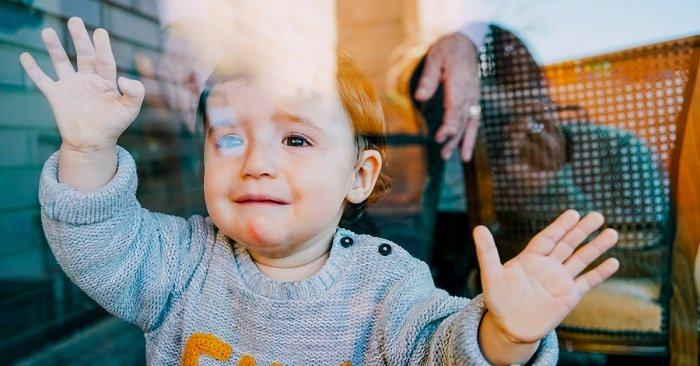 Dạy trẻ kỹ năng giao tiếp với người lạ trong thực tế và trên internet 8 Thay vì la khóc sợ hãi, trẻ cần giữ bình tĩnh để tìm kiếm sự giúp đỡ.