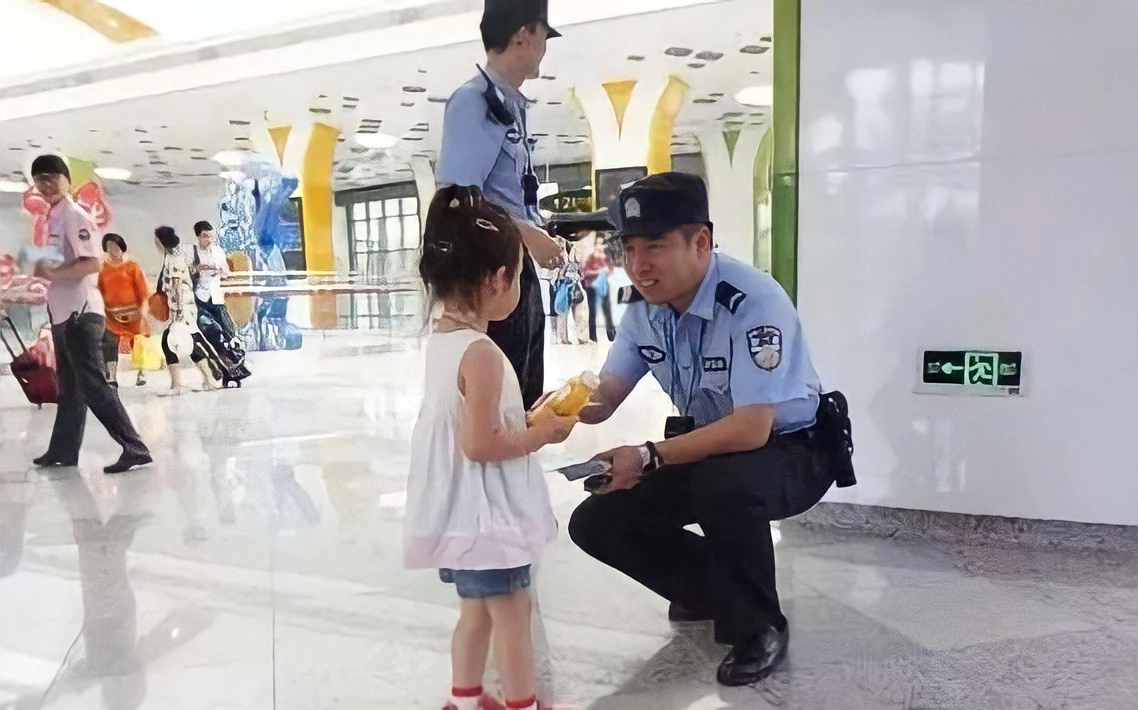 Dạy trẻ kỹ năng giao tiếp với người lạ trong thực tế và trên internet 10 Em bé tìm đến chú bảo vệ và nói rằng mình bị lạc bố mẹ.