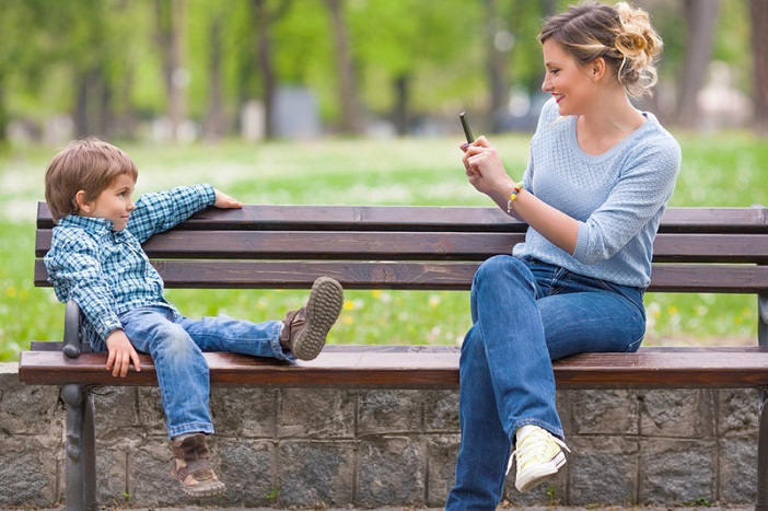 Dạy trẻ kỹ năng giao tiếp với người lạ trong thực tế và trên internet 11 Bảo vệ bé khỏi sự nguy hiểm trên không gian mạng.