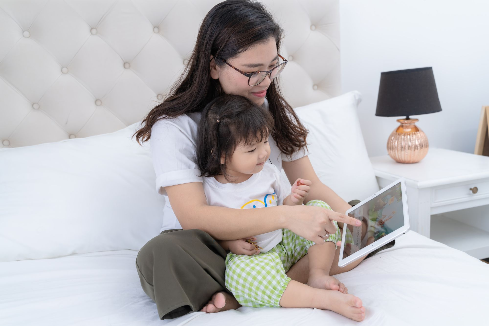 Dạy trẻ kỹ năng giao tiếp với người lạ trong thực tế và trên internet 16 Không nên ngăn cấm trẻ khai phá khả năng của bản thân.