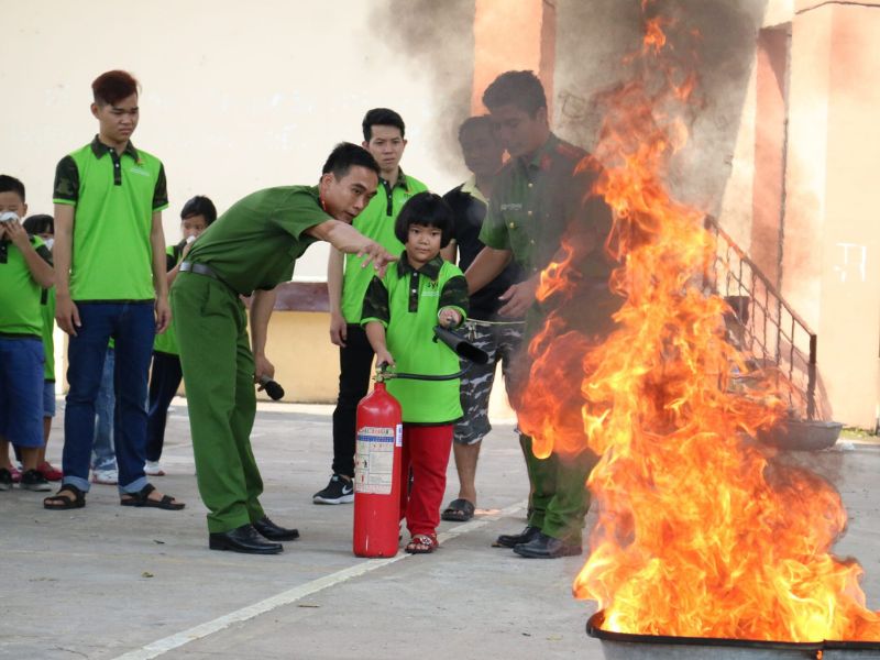 Dạy trẻ dập lửa ở những nơi có khả năng hoặc cần gấp&nbsp;