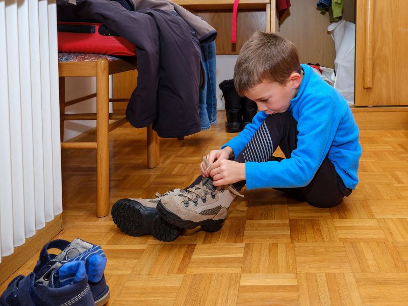 Dạy trẻ kỹ năng tự phục vụ tự buộc giây dày là một trong những kỹ năng tưởng chừng đơn giản nhưng lại khá "nâng cao", thậm chí với trẻ ở lứa tuổi lớn hơn