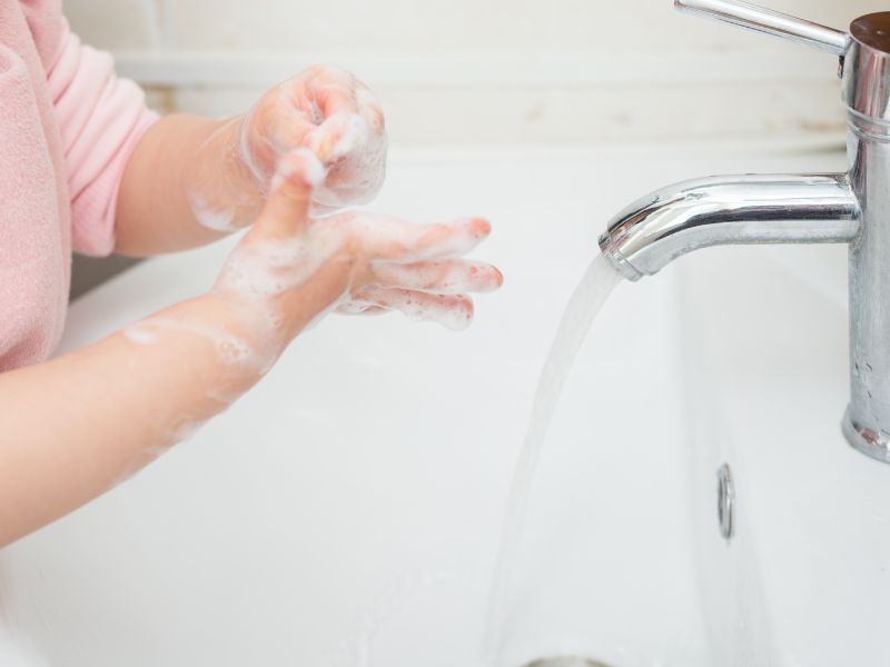 Hướng dẫn bé tập rửa tay đúng cách.