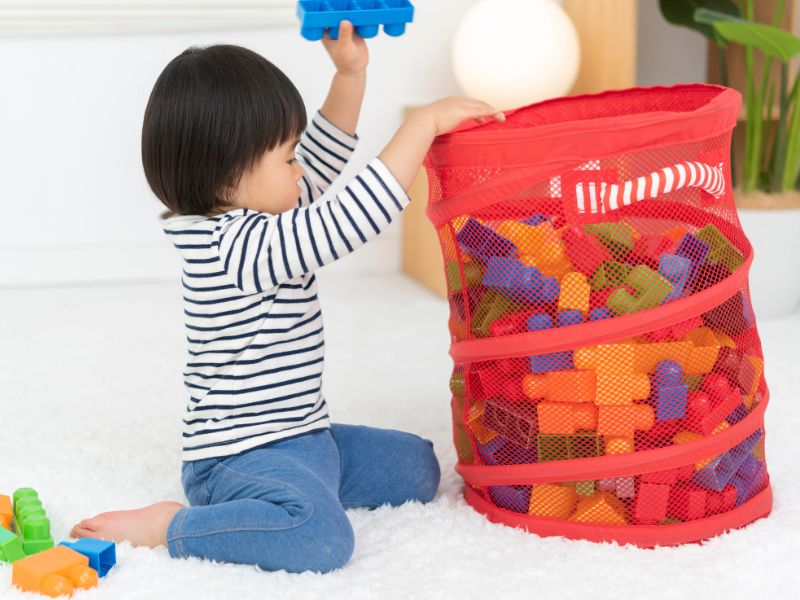 Làm sao để bé yêu tự giác cất đồ chơi vào đúng chỗ?