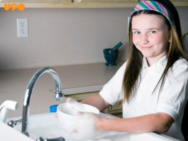 Trả tiền cho trẻ khi làm việc nhà có thể làm mất đi ý nghĩa giáo dục và phát triển kỹ năng sống