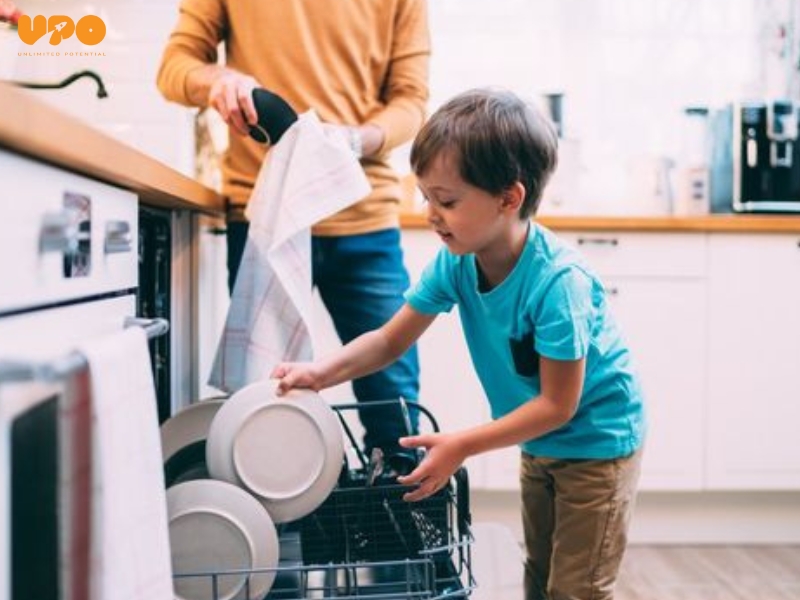 Ở độ tuổi 6-7, trẻ đã có khả năng thực hiện những công việc nhà phức tạp hơn như rửa bát đĩa