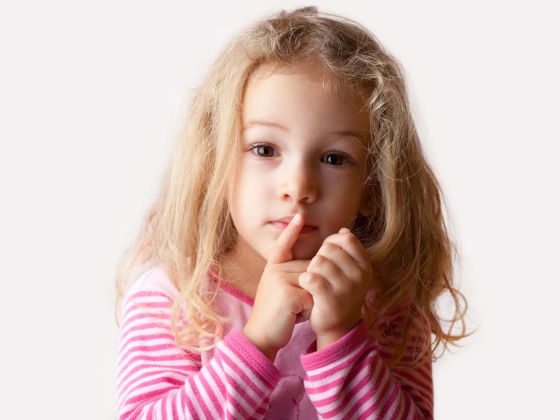 Học cách im lặng đúng lúc và lắng nghe người khác là một trong những kỹ năng lịch sự con cần được rèn từ nhỏ