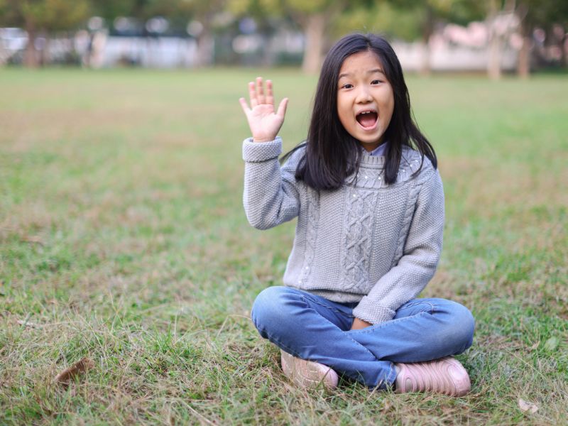 Dạy trẻ lịch sự nơi công cộng với lời chào để mở đầu mọi cuộc hội thoại