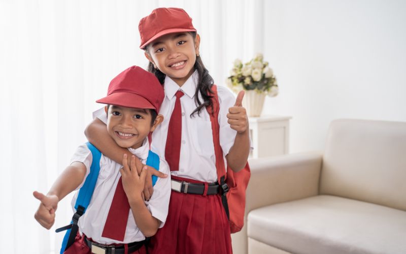 Học sinh tiểu học cần mang đồng phục của trường