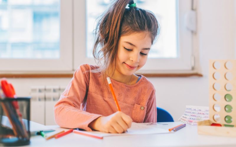 Trẻ tự giác làm bài tập mà không cần ba mẹ nhắc nhở