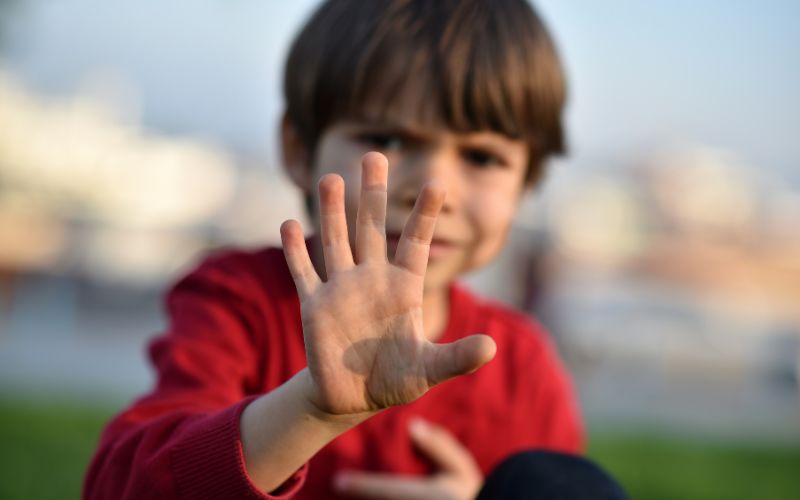 Ba mẹ nên dạy cho bé kỹ năng tự vệ và nhận biết nguy hiểm