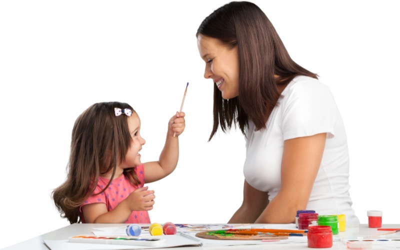 Dạy trẻ nhận biết màu sắc thế nào cho khoa học, dễ tiếp thu? 10 Khi trẻ tự tay cầm bút màu để vẽ lên giấy dù chỉ là những nét vẽ nguệch ngoạc đến đâu thì trong mắt trẻ nó thật đẹp và thú vị