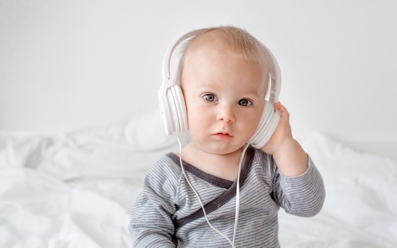 Dạy trẻ nhận biết màu sắc thế nào cho khoa học, dễ tiếp thu? 11 Dạy trẻ nhận biết màu sắc qua các bài hát cũng là một cách giúp bé tiếp thu nhanh chóng hơn