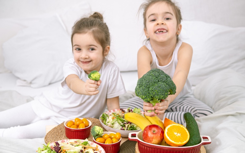 Dạy trẻ nhận biết màu sắc thế nào cho khoa học, dễ tiếp thu? 4 Mẹ hãy chỉ bé làm quen với màu sắc của các nguyên liệu nấu ăn như rau củ quả và phân biệt được hình dáng của các loại rau củ quả và hương vị của chúng