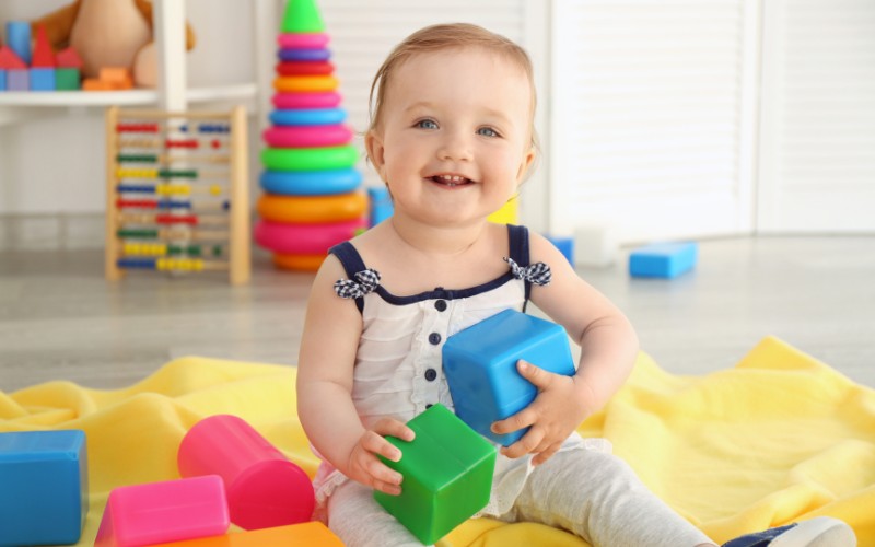 Dạy trẻ nhận biết màu sắc thế nào cho khoa học, dễ tiếp thu? 7 Thông qua những trò chơi vui nhộn sẽ giúp bé yêu thích việc phân biệt màu sắc hơn, bố mẹ hãy cho trẻ chơi sắp xếp các đồ vật có cùng màu sắc lại với nhau