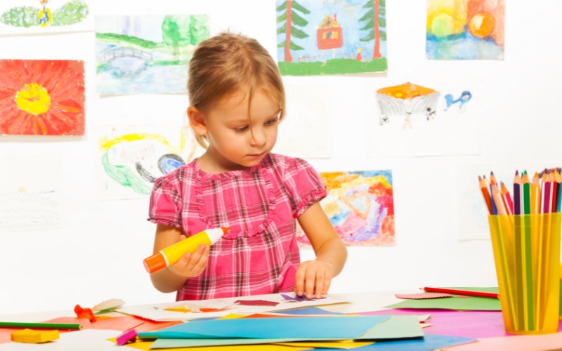 Dạy trẻ nhận biết màu sắc thế nào cho khoa học, dễ tiếp thu? 9 Bố mẹ hãy cho bé xem những bức tranh trắng trơn không có màu sắc và nhờ bé giúp đỡ tạo màu sắc lên bức tranh bằng những chiếc bút màu