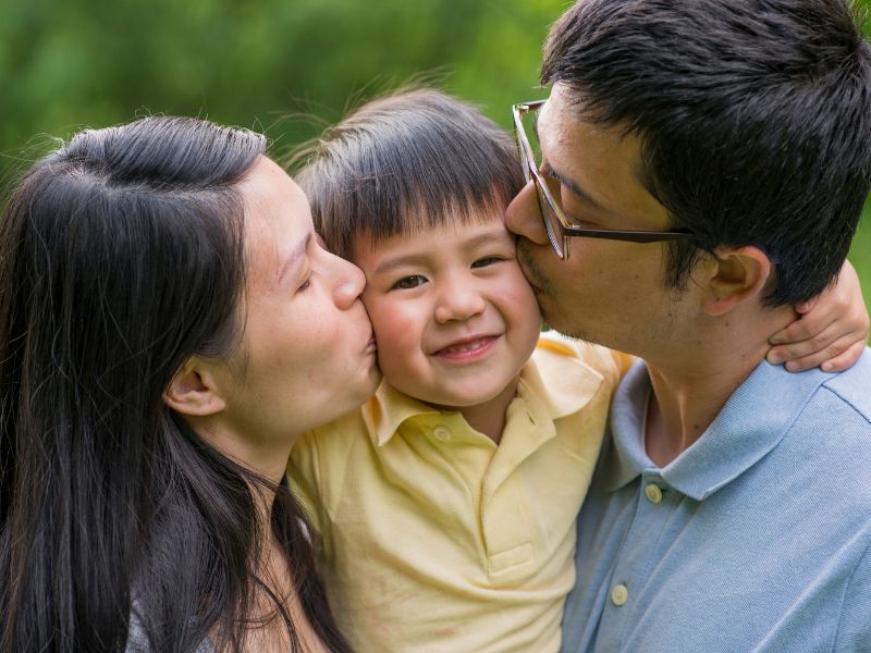 Ba mẹ làm gương cho con cái nói lời yêu thương&nbsp;