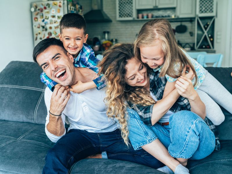 Cho trẻ thấy lời yêu thương của trẻ đem lại sự tích cực cho mọi người xung quanh