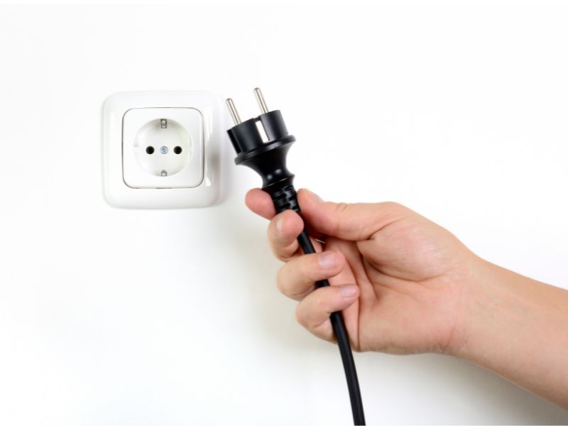 Trang bị cho trẻ kỹ năng an toàn khi sử dụng điện, phòng chống cháy nổ.