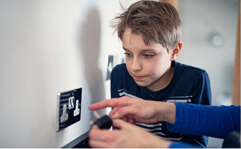 Sử dụng an toàn điện chính là kỹ năng sống thiết yếu cho trẻ