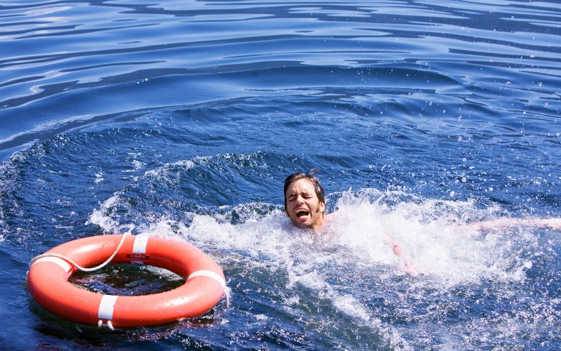 Dạy trẻ phòng tránh đuối nước cho mùa hè AN TOÀN - LÀNH MẠNH 5 Hãy tìm những vật có thể nổi trên mặt nước như khúc gỗ, phao,...ném xuống để người đuối nước có thể bám vào