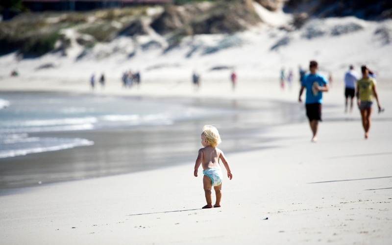 Dạy trẻ phòng tránh đuối nước cho mùa hè AN TOÀN - LÀNH MẠNH 7 Các gia đình thường cho con vui chơi ở bãi biển nhưng đôi khi sẽ lơ là, mất cảnh giác của người lớn sẽ khiến con rơi vào tình trạng nguy hiểm