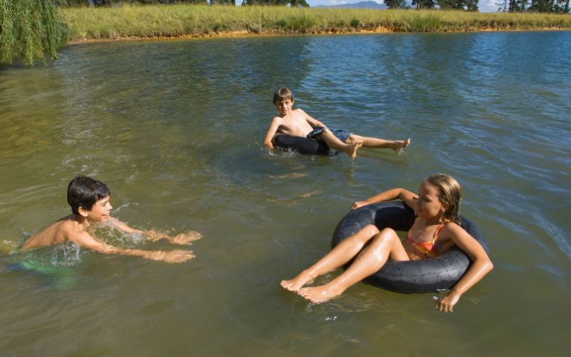 Dạy trẻ phòng tránh đuối nước cho mùa hè AN TOÀN - LÀNH MẠNH 8 Bố mẹ cần phải quan sát con thật kỹ và không để con tự ý vui chơi khi chưa đủ nhận thức để phòng tránh những tai nạn bất ngờ xảy ra khiến con không thể tự ứng cứu