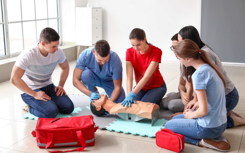 Dạy trẻ phòng tránh đuối nước cho mùa hè AN TOÀN - LÀNH MẠNH 9 Học sơ sơ cứu cũng là những kỹ năng cơ bản dành cho bố mẹ để có thể xử lý các tình huống đuối nước xảy ra xung quanh mình