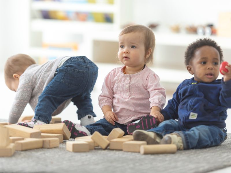 Khi con đang ở độ tuổi sơ sinh, ba mẹ dạy con quản lý cảm xúc tập trung chủ yếu vào việc thiết lập một môi trường an toàn và yêu thương