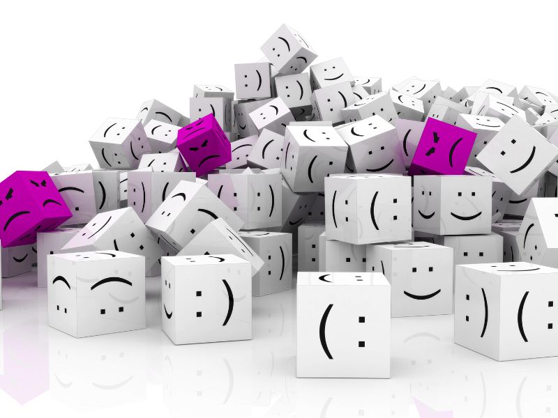 Cha mẹ hướng dẫn trẻ nhận biết và đặt tên cho các cảm xúc của mình