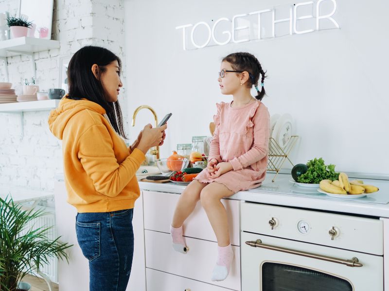 Ba mẹ tạo ra các tình huống giả định và cùng trẻ luyện tập cách quản lý cảm xúc trong những tình huống đó