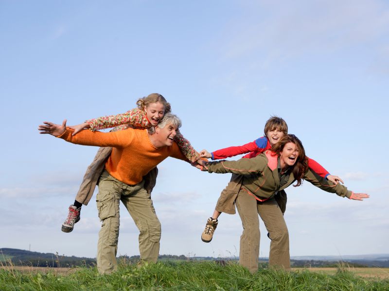 Ba mẹ hãy luôn ở bên cạnh và hỗ trợ trẻ trong quá trình học tập và phát triển kỹ năng quản lý cảm xúc