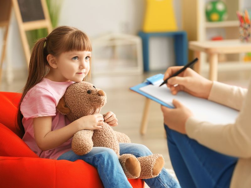 Nếu ba mẹ nhận thấy trẻ gặp khó khăn lớn trong việc quản lý cảm xúc và không thể tự xử lý, hãy xem xét việc tìm đến các chuyên gia tâm lý