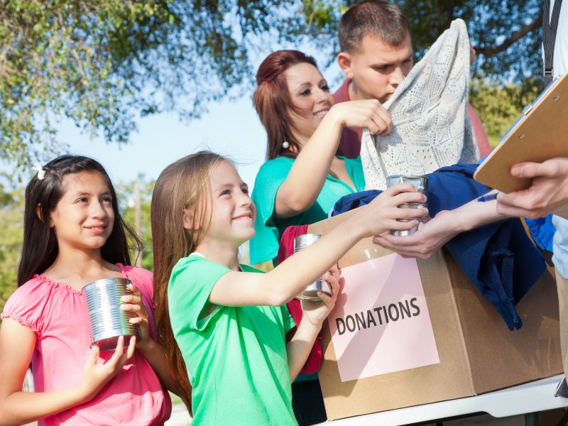 Dạy trẻ quản lý tài chính cá nhân thông minh theo lứa tuổi 16 Ba mẹ hãy khuyến khích trẻ tham gia vào các hoạt động từ thiện và tình nguyện