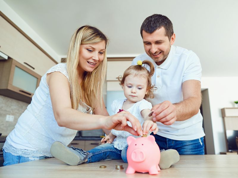 Dạy trẻ quản lý tài chính cá nhân thông minh theo lứa tuổi 3 Ba mẹ mua cho trẻ một con heo tiết kiệm để trẻ tự trải nghiệm việc tiết kiệm tiền từ những đồng tiền được gia đình cho