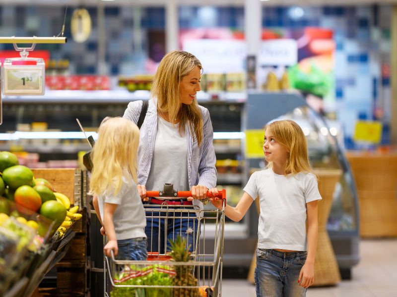 Dạy trẻ quản lý tài chính cá nhân thông minh theo lứa tuổi 5 Trong các hoạt động mua sắm hoặc đi chơi, ba mẹ hãy cho trẻ thấy rõ giá trị và chi phí của những vật phẩm gia đình mua