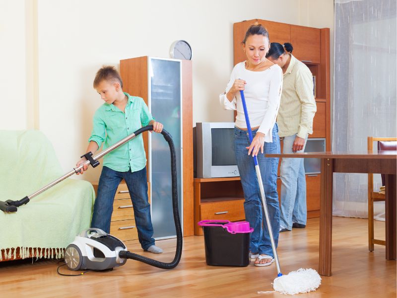 Dạy trẻ quản lý tài chính cá nhân thông minh theo lứa tuổi 6 Ba mẹ không nên trả tiền cho con chỉ vì làm việc nhà, khiến cho trẻ cảm thấy phải có vật chất trẻ mới làm