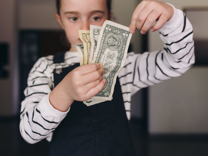 Dạy trẻ quản lý tài chính cá nhân thông minh theo lứa tuổi 12 Ba mẹ dạy trẻ quản lý tiền từ những điều cơ bản như giải thích các khái niệm cơ bản