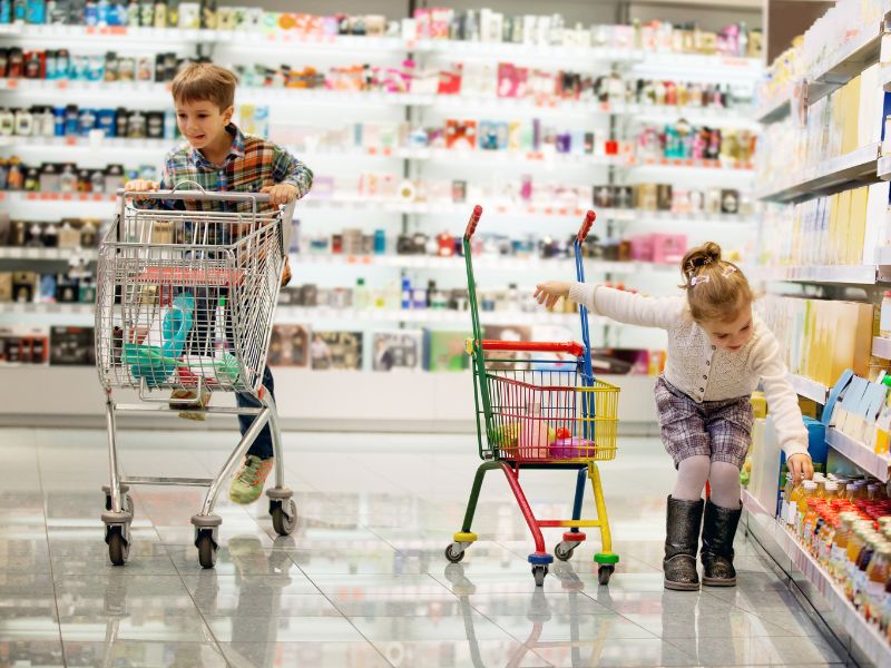 Dạy trẻ quản lý tài chính cá nhân thông minh theo lứa tuổi 13 Giúp trẻ suy nghĩ và đánh giá xem việc mua đồ đó có thực sự cần thiết và có giá trị hay không là bước quan trọng trong việc dạy con thông minh tài chính