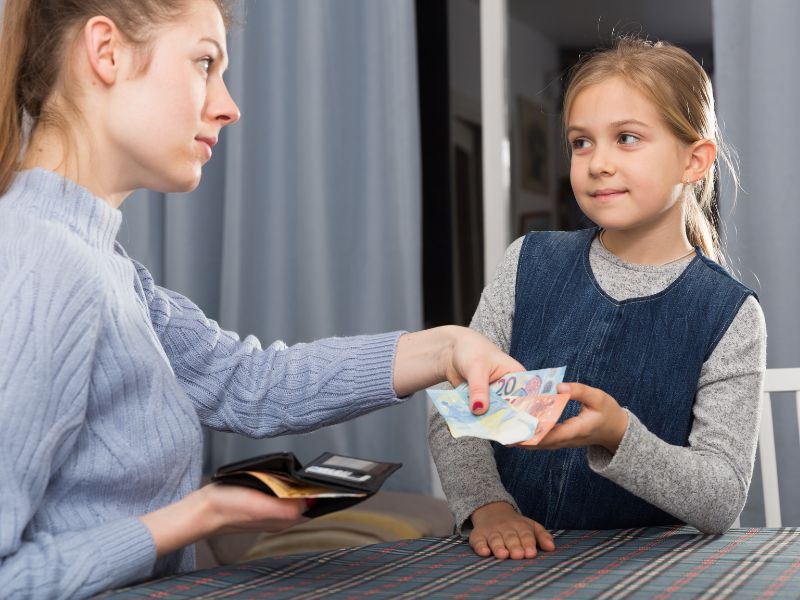 Dạy trẻ quản lý tài chính cá nhân thông minh theo lứa tuổi 14 Hãy định rõ một số tiền cụ thể mà trẻ được phép chi tiêu hàng tuần hoặc hàng tháng