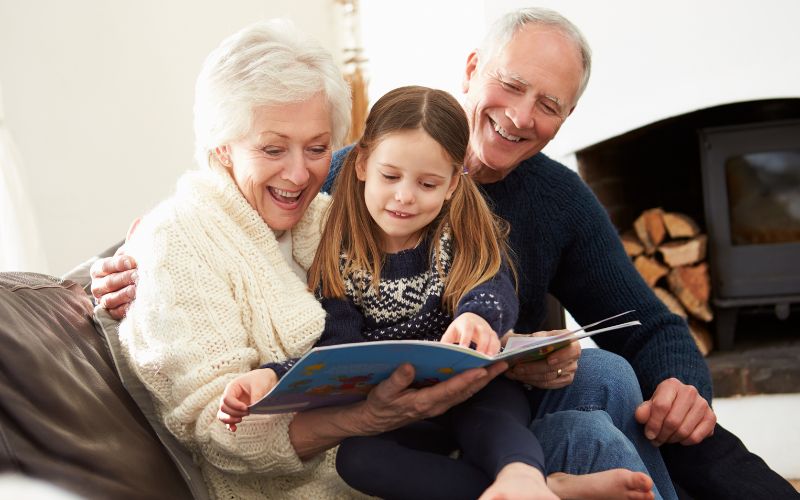 Dạy trẻ quy tắc giao tiếp - Vun đắp chuẩn mực và sự tử tế 3 Khi trẻ biết sử dụng kính ngữ ngay từ nhỏ sẽ giúp trẻ được nhiều người yêu mến đồng thời cũng thể hiện trẻ có văn hóa và được dạy dỗ đàng hoàng