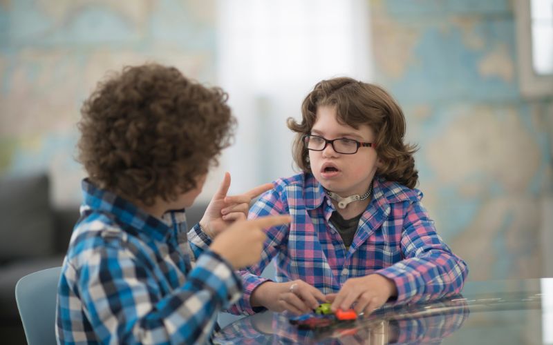 Dạy trẻ quy tắc giao tiếp - Vun đắp chuẩn mực và sự tử tế 4 Những cử chỉ đơn giản cũng giúp làm tăng hiệu quả giao tiếp