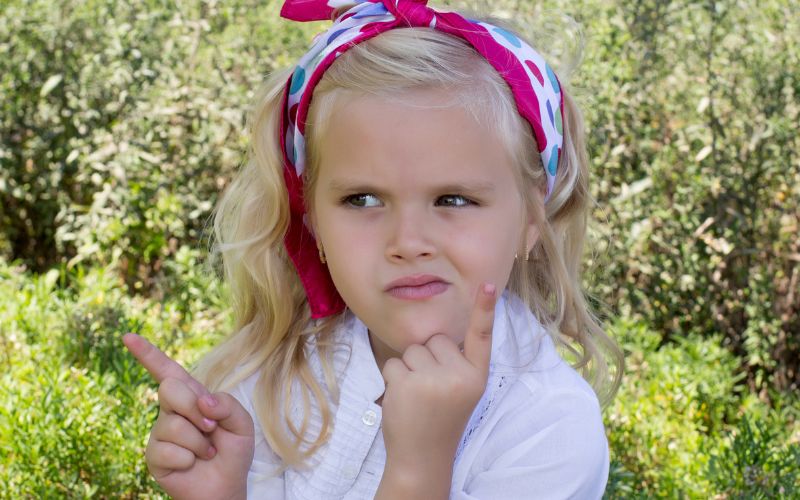 Dạy trẻ quy tắc giao tiếp - Vun đắp chuẩn mực và sự tử tế 5 Dạy trẻ nghĩ kỹ trước khi nói để có thể làm cuộc giao tiếp đi đúng hướng và tích cực hơn thay vì nói những lời khó nghe, tùy tiện, nhàm chán