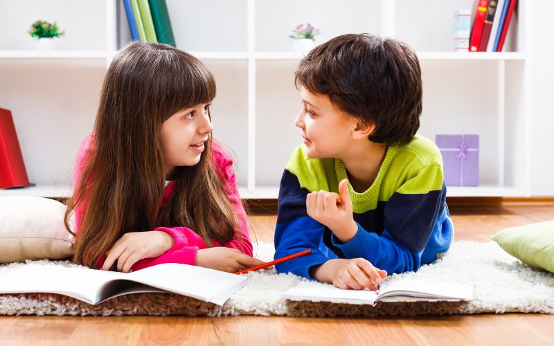 Dạy trẻ quy tắc giao tiếp - Vun đắp chuẩn mực và sự tử tế 7 Dạy trẻ không nói chen ngang lời của người khác